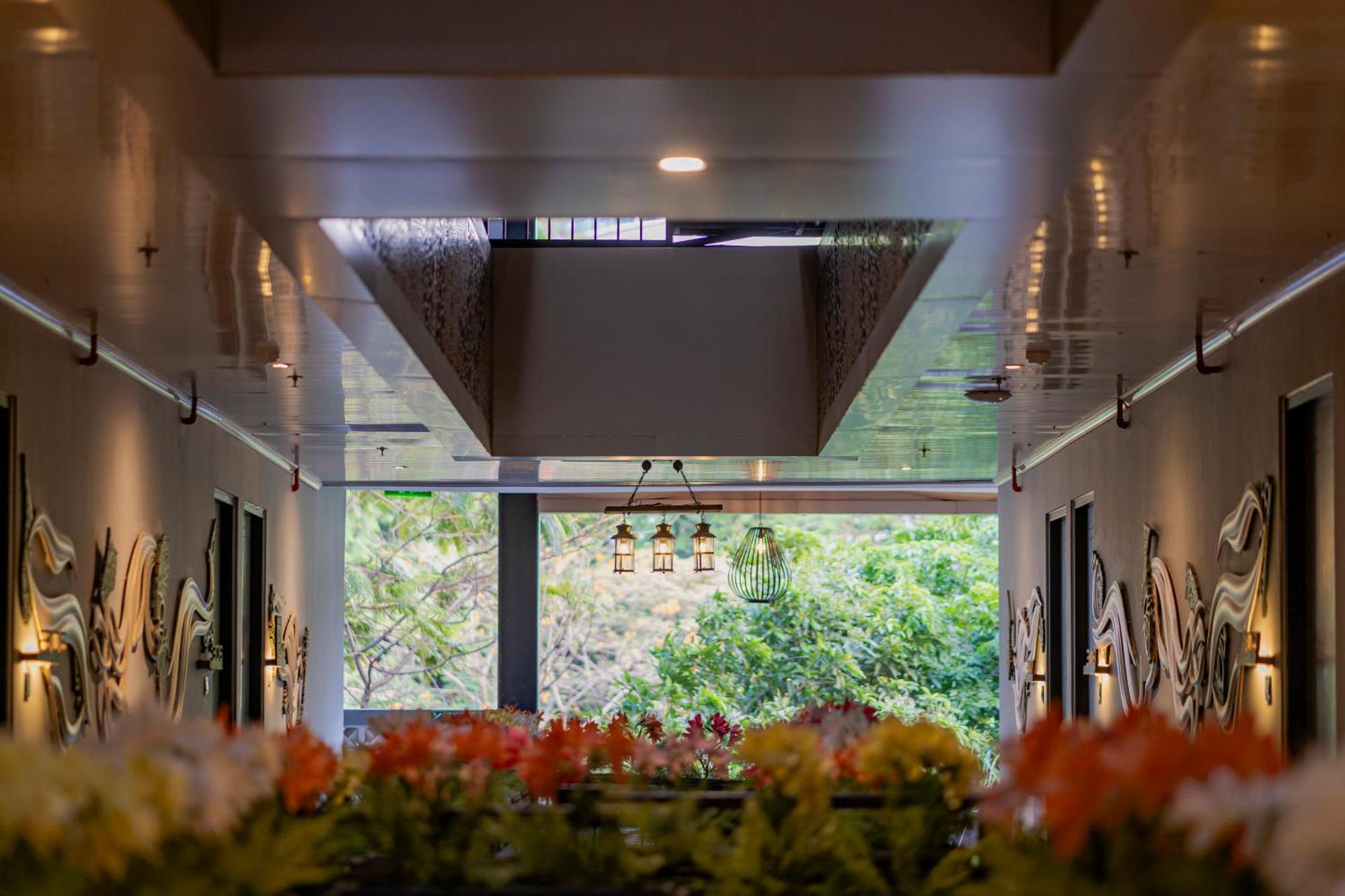 Stay.Vie Hotel Surabaya Luaran gambar